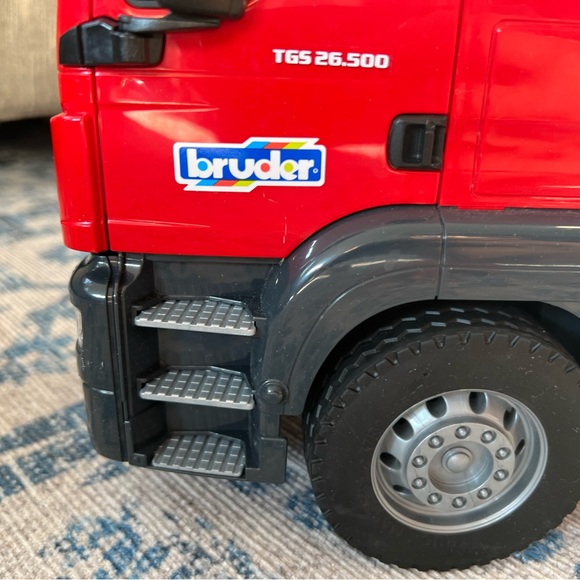 Official large Bruder side loading garbage truck -Excellent condition - Picture 5 of 11